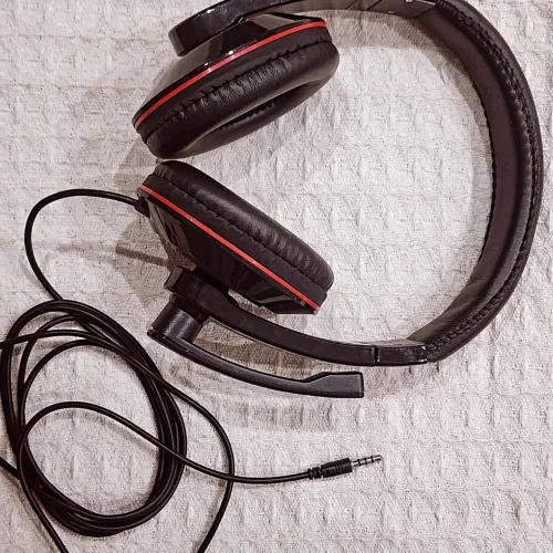 Fone de ouvido com microfone para Pc ou vídeo game.
