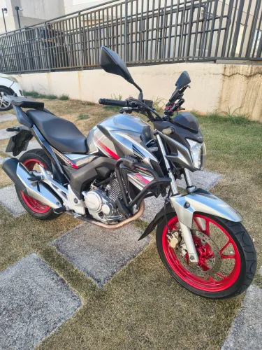 Honda Cb Twister 250F Prata IPVA 2026 pago