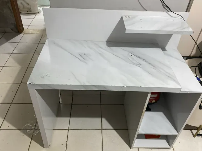 Mesa para trabalho, computador ou notebook.