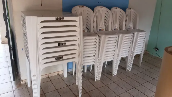 Vendo mesas e cadeiras novas resistentes