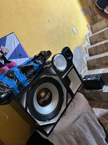 Caixa de som automotivo