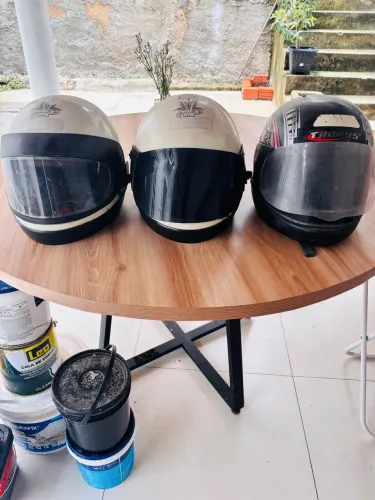 Vendo 3 capacete de motocicleta