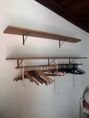 Prateleiras com cabideiro guarda roupas de madeira 1,62m por 28cm