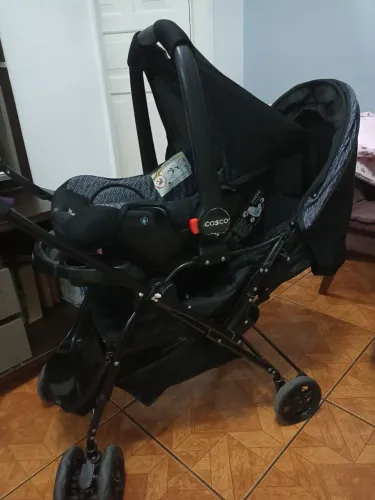 Carrinho de bebê com bebê conforto 