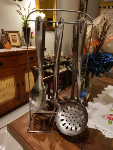 Conjunto de utensílios de cozinha em aço inox com suporte de bancada composto por 6 peças