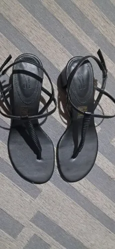 sandália preta Santa Lolla estilo rasteira/baixa com tira no dedo (tipo ?T?), bem simple