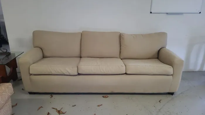 Sofá de três lugares básico e resitente
