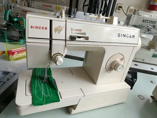 Máquina de costura doméstica Singer 