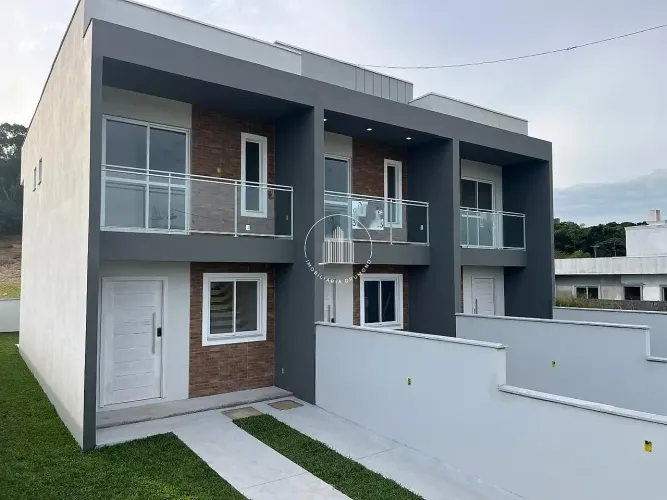 Sobrados em São José, com área útil de 80,01 m² cada sobrado, ambos com área de lazer priv