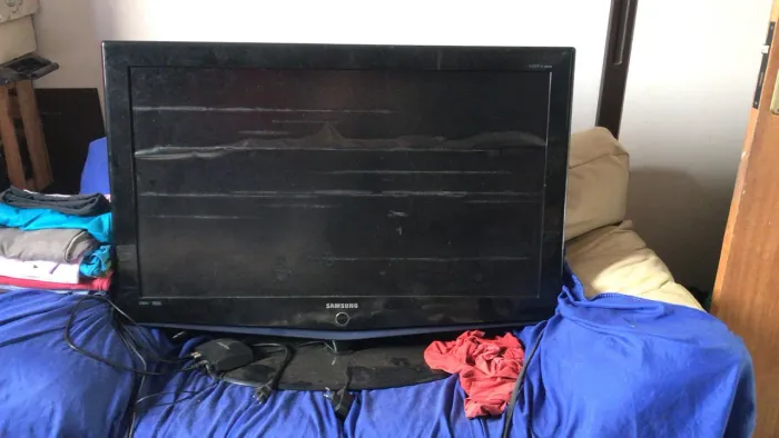 Televisão Samsung com defeito na película (para reposição de peças)
