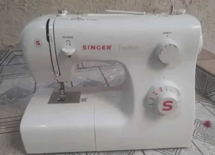 MÁQUINA DE COSTURA SINGER BRANCA M2505 10 PONTOS - 110V