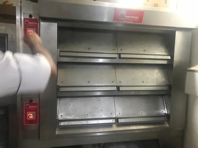 Forno Supremax de lastro 2x3 para 6 bandejas de pães francês