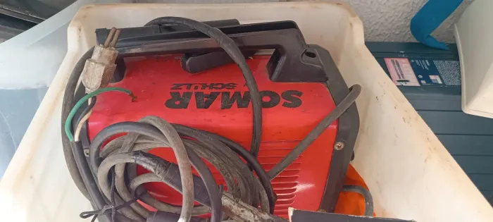 Máquina de solda em ótimo estado de conservação e trabalho acompanha máscara.