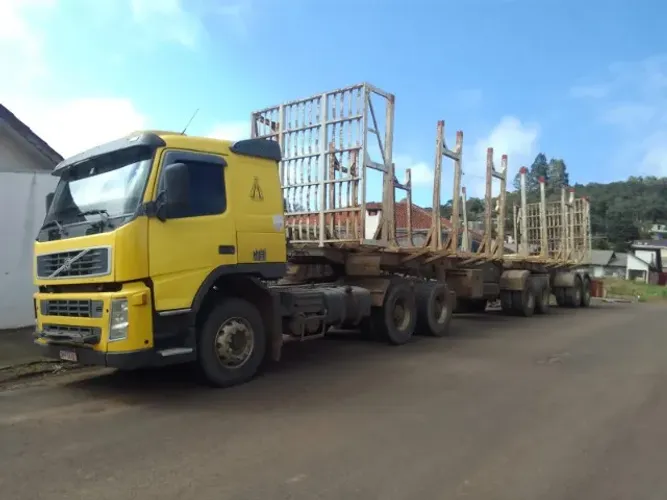 Caminhão Volvo traçado FM12 420 ano 2005/ com Bitrem florestal 5 pilhas