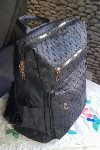 Mochila feminina texturizada preta 