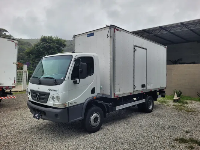MB Accelo 1016 2020 Baú 5 mts 
