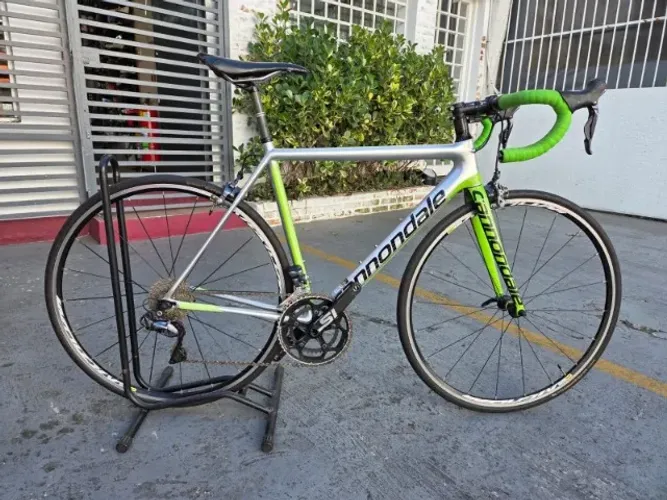 Cannondale SuperSixEVO Ultegra Di2 com freio no aro.