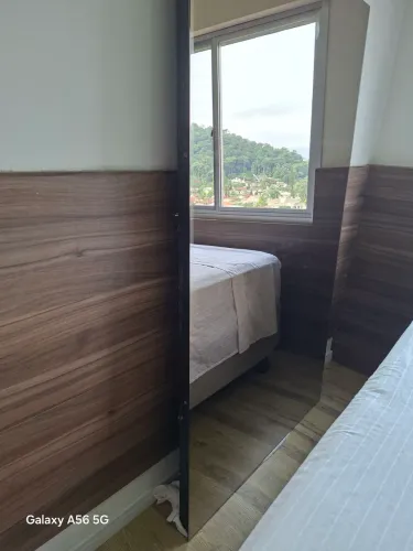 Painel de espelho e madeira com planejamento de leds