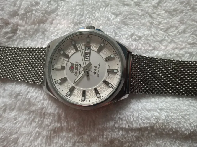 Relógio Masculino Orient Automático Fundo Branco.