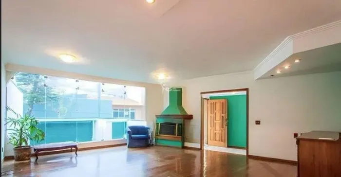 Casapara locação com 400m² de área construída, sendo 3 quartos e 4 vagas no Centro, Santo