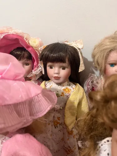 Lote com 11 bonecas de porcelana, leia o anúncio por gentileza.