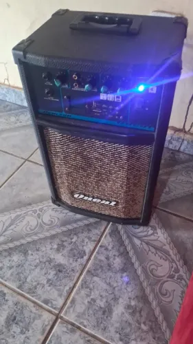 Caixa de som bom estado só essa tela dela q tá meio inferrujada