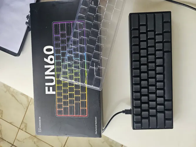 Teclado magnético akko monsgeek fun 60