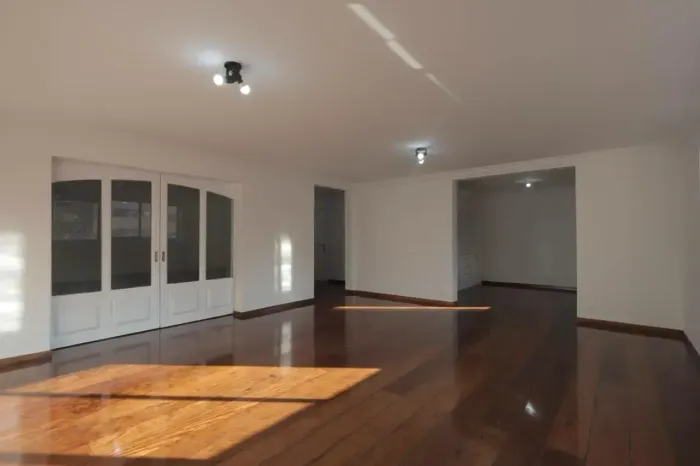 Imóvel para aluguel possui 240 metros quadrados com 3 quartos em Itaim Bibi - São Paulo -