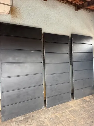 Vendo 2 portões e 1 uma porta
