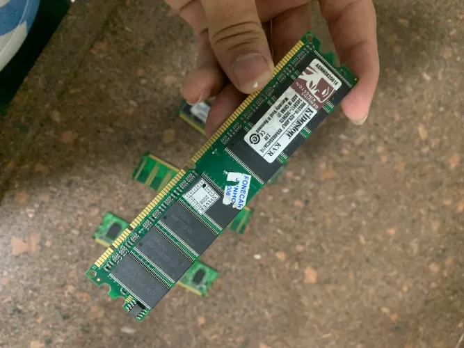 4 pentes de memória ram de 2gb