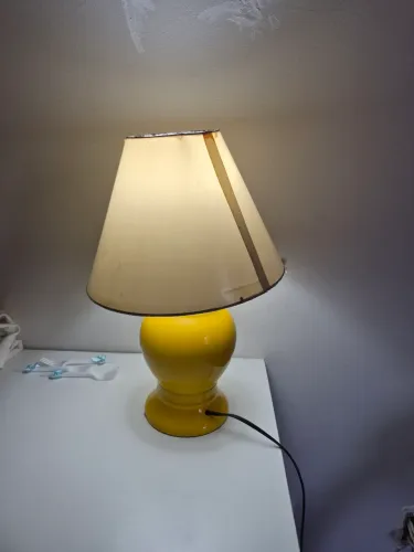 Abajur amarelo de cerâmica