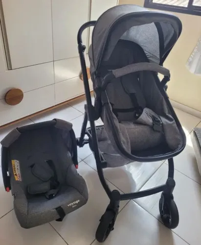 Carrinho com Moisés e bebê conforto.