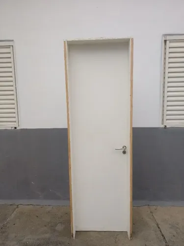 Porta de banheiro com batente 