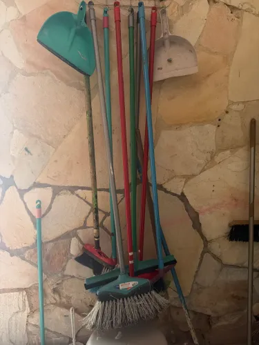 Precisa-se de uma pessoa para limpeza. Leia a descrição
