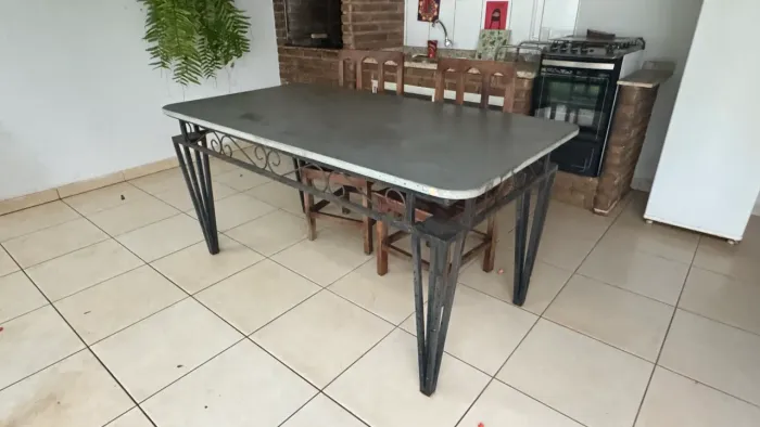 Mesa de jantar para 6 lugares + 4 cadeiras de madeira ? R$ 600