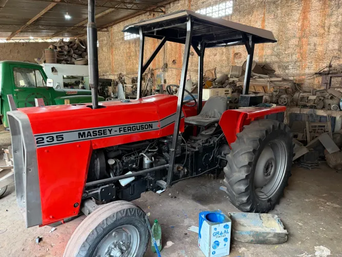 Trator massey ferguson 235