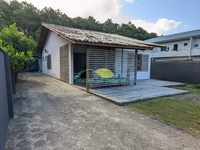 Casa térrea de alvenaria com 3 quartos, sendo 1 suíte, financiável, a 150 metros da Praia 
