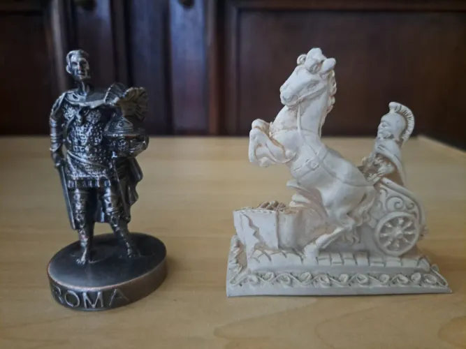 2 figuras romanas: Centurião e Biga 
