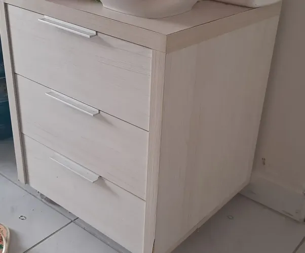 Criado mudo com 3 gavetas 