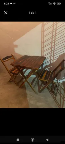 4 mesas de madeira com cadeira