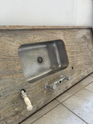 Pia de granito bege