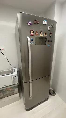 Geladeira Electrolux Inverse Inox com Painel Digital