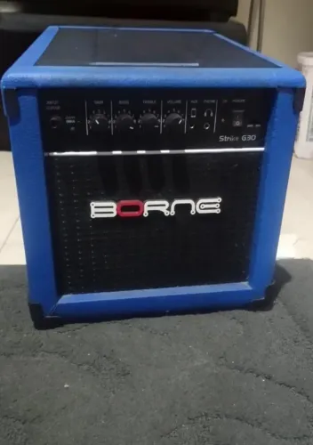 amplificador cubo para guitarra Borne Strike G30 (15W) na cor azul.