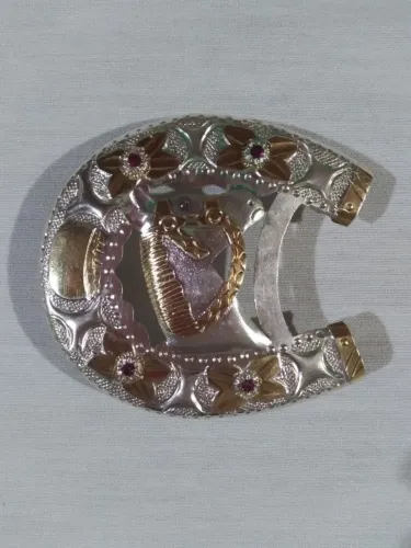 Fivela Antiga Artesanal em Alpaca, Prata, Chapa de Ouro com Rubis com desenho de Cavalo