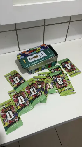 Kit Fifa World Cup 2026 Adrenalyn XL - Lata Classic Tin + 13 Envelopes Descrição: