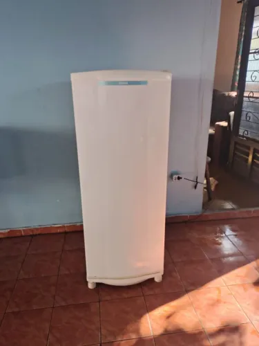 Vendo geladeira funcionando perfeitamente gela e congela muito bem entrego grátis 