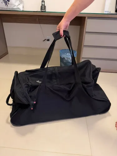 Sacola/mala de viagem marca Atlantic c rodas e pequenos rasgos.