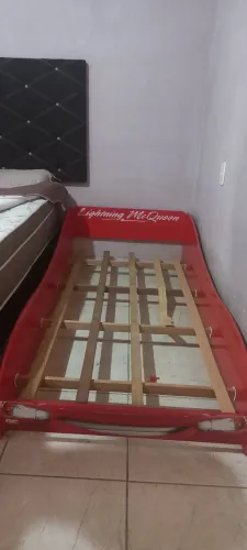 Cama infantil precisando de reforma