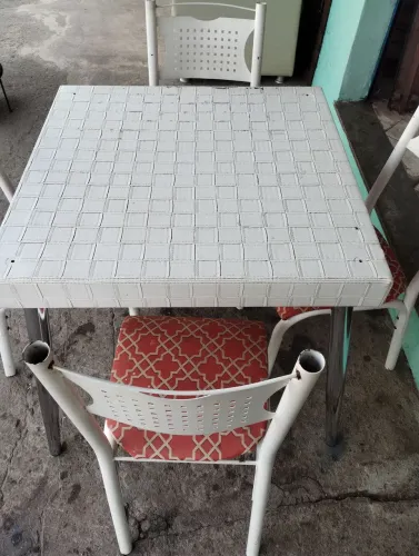 Vendo uma mesa 4 cadeiras