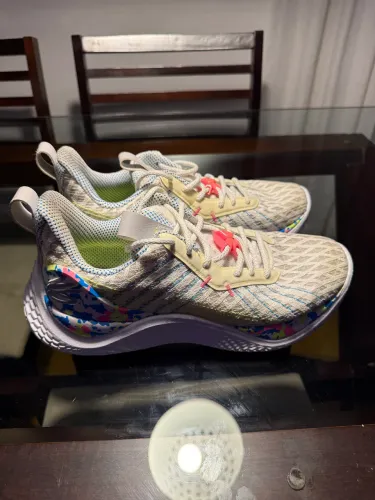 TÊNIS UNDER ARMOUR CURRY 10 NL tamanho 41 branco